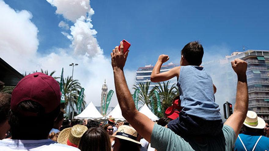 Petardos y cohetes de mil colores y tamaños esperan las palabras de la Bellea del Foc para iniciar su melodía de fuego. /Álex Domínguez