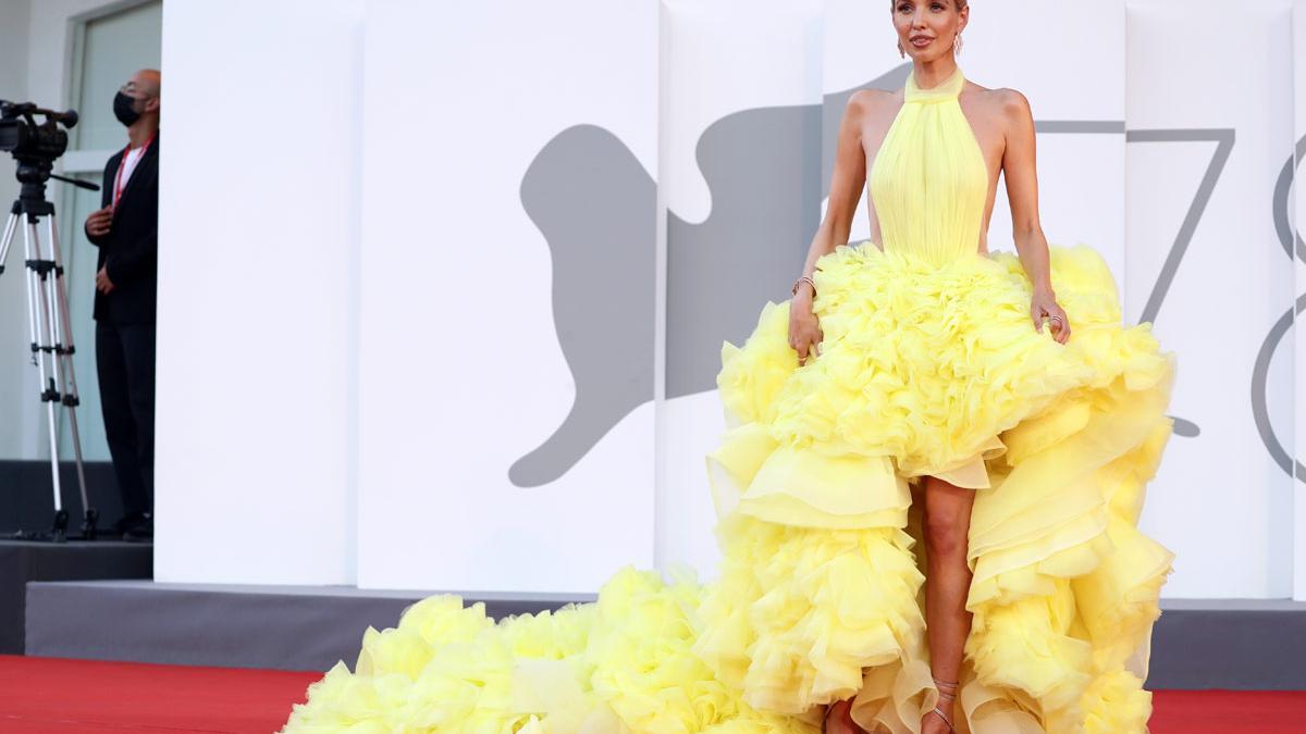 Leonie Hanne con vestido amarillo de Milla en la alfombra roja del Festival de Venecia