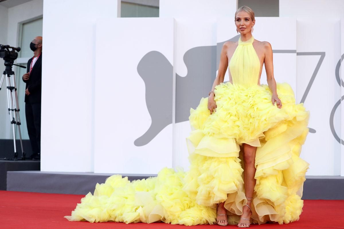 Leonie Hanne con vestido amarillo de Milla en la alfombra roja del Festival de Venecia