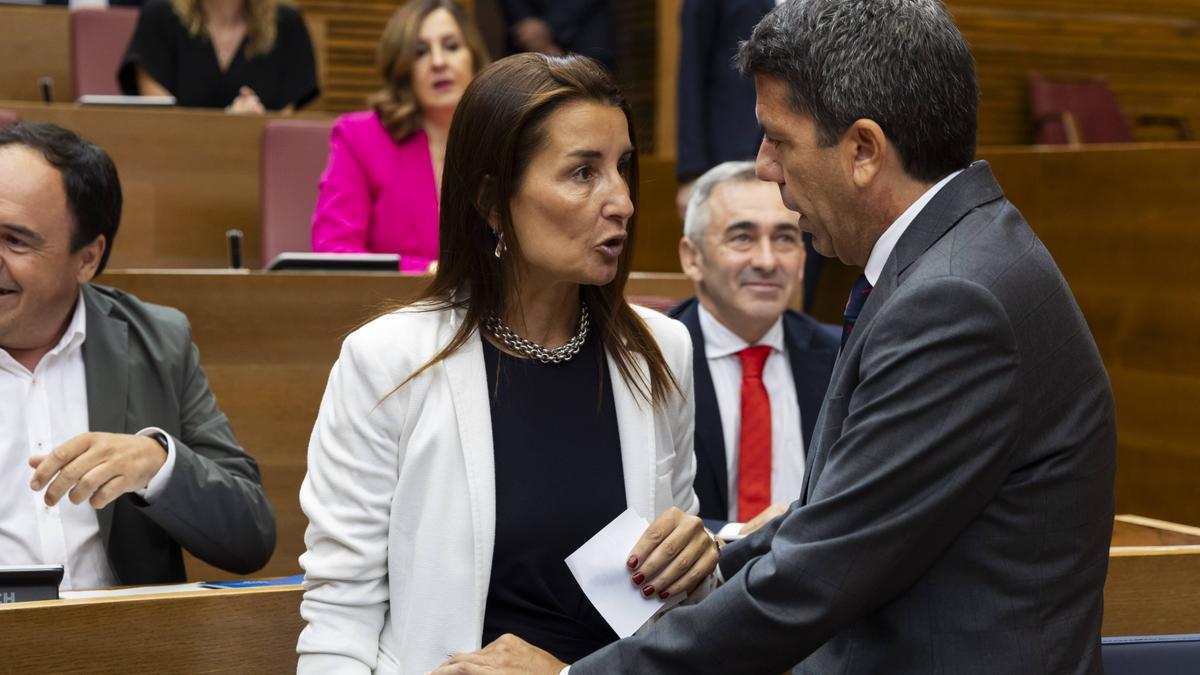 Ruth Merino y Carlos Mazón hablan antes del pleno de designación de los senadores territoriales.