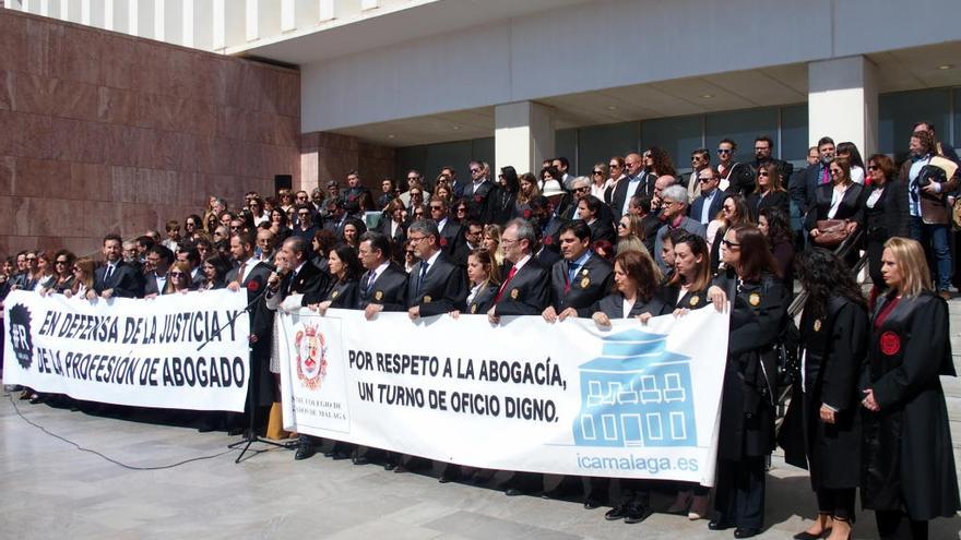 Un momento de la concentración, en la Ciudad de la Justicia.