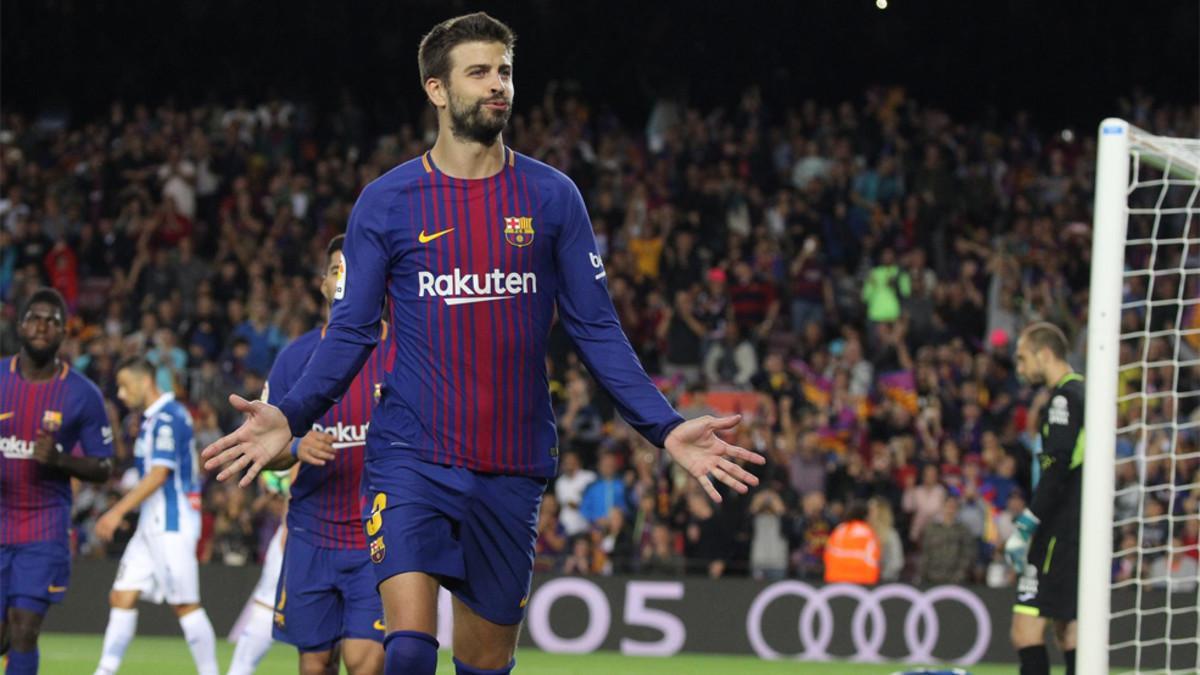 Gerard Piqué celebra su gol en el derbi Barça-Espanyol de la Liga 2017/18 en el Camp Nou