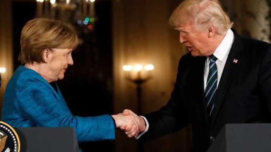 Trump i Merkel se saluden després de la seva roda de premsa conjunta.