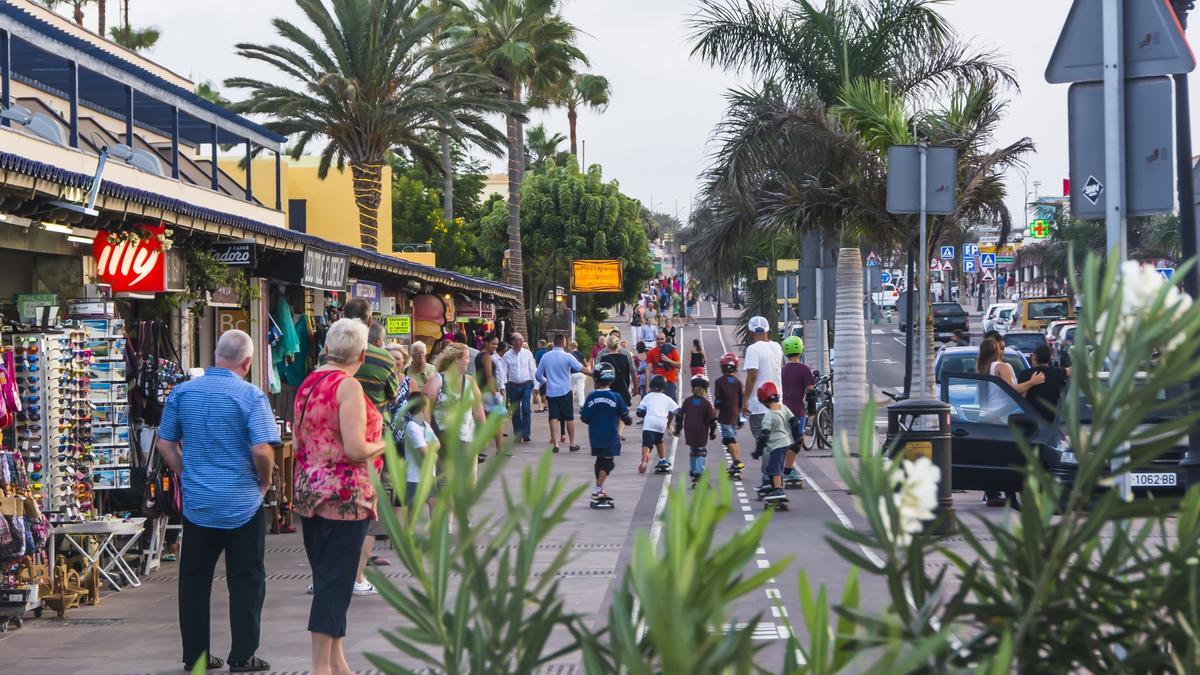 Turistas en un paseo por Canarias