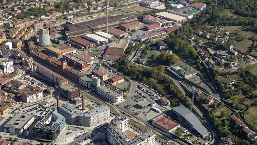 Imagen aérea de Valnalón, con edificios del barrio de Langreo Centro en primer término.