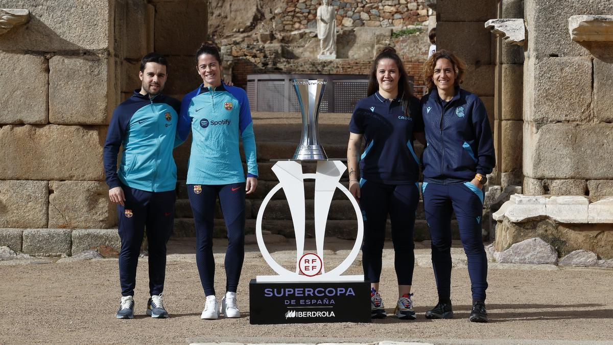 Entrenadores y capitanes de ambos equipo posan en el Anfiteatro romano con el trofeo