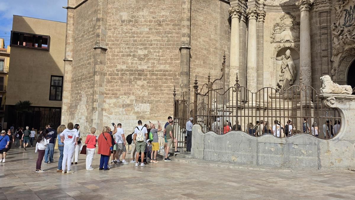 Cola en la puerta de la Catedral