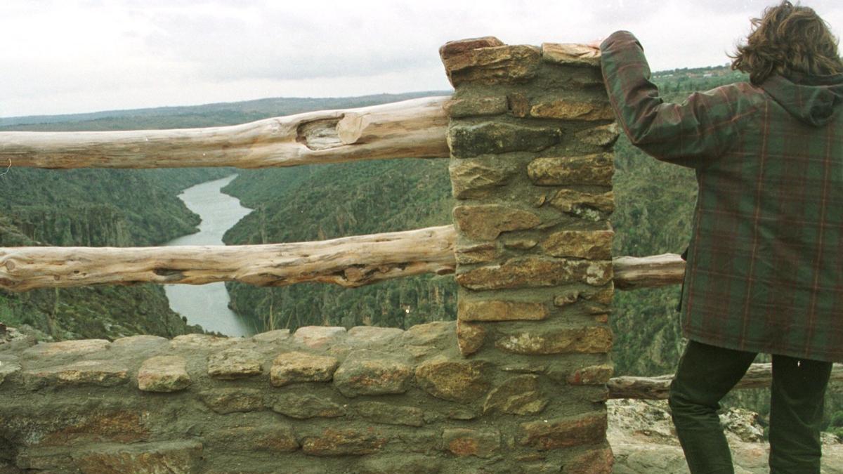 Una mujer observa los Arribes desde el Mirador de las Barrancas en Fariza