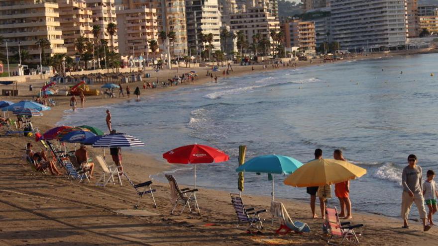 Nada más sale el primer rayo de sol, acuden a la playa de la Fossa los primeros «sombrilleros». Una hora después, la orilla está prácticamente ocupada.