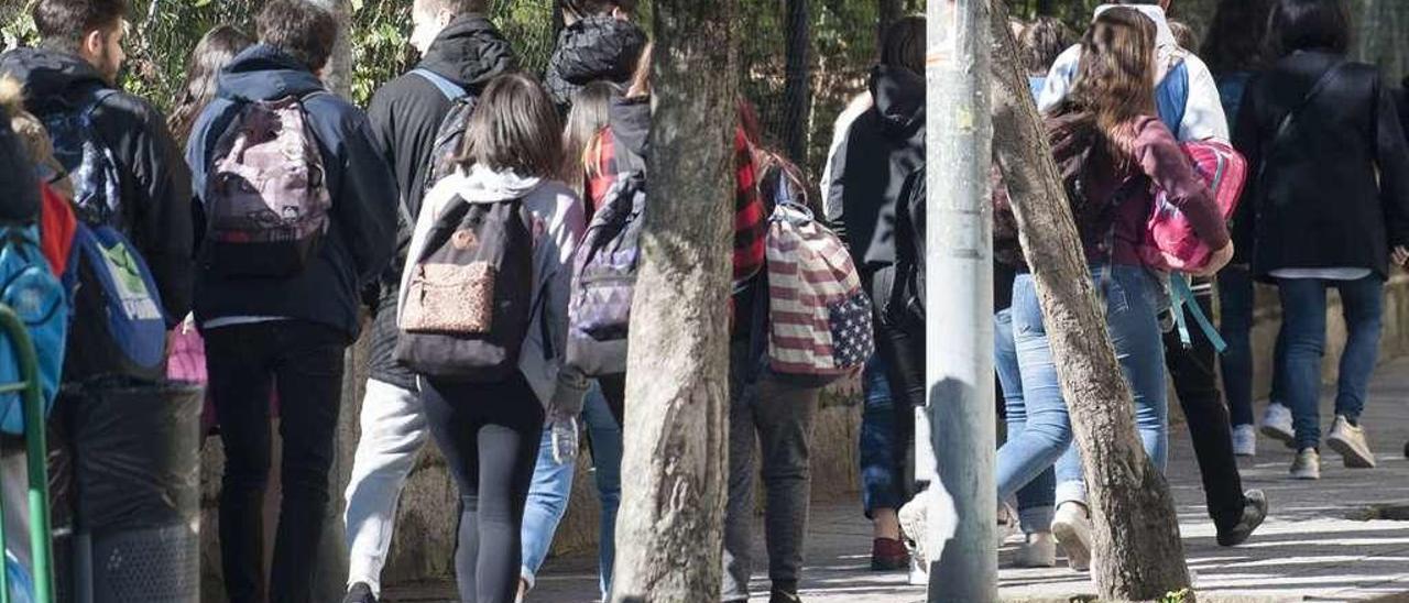 Alumnos de un instituto de Ourense, a la salida de clase. // Brais Lorenzo