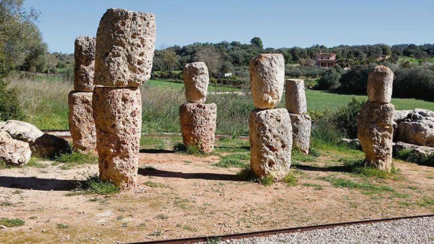 Nicht ganz nach heutigen Kriterien restauriert, aber visuell reizvoll: die aufeinandergestapelten Steinzylinder des Heiligtums Son Corró.