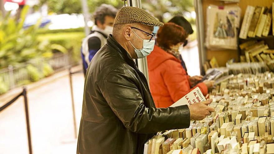 Una fira del llibre valenciana. | EDUARDO RIPOLL