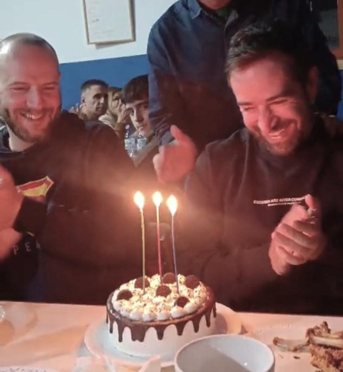 Jony, en el momento de soplar las velas.