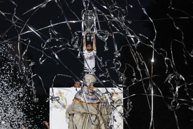 El capitán del Real Madrid Nacho Fernández levanta el trofeo este domingo a la Plaza de Cibeles donde el equipo celebra con la afición su victoria en la final de la Liga de Campeones.
