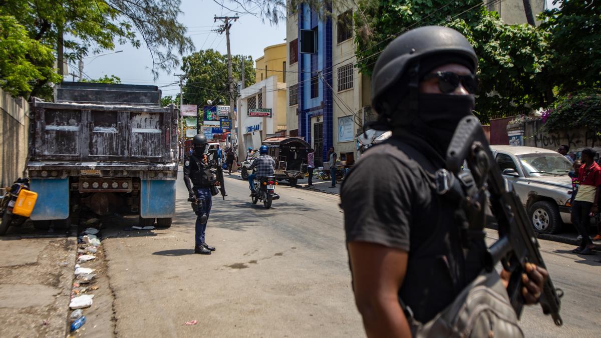 La Policía y las bandas libran intensos combates en el centro de la capital de Haití