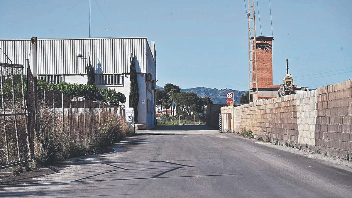El vial perpendicular al Camí Vell Onda-Castelló que Muelles y Ballestas Hispanoalemanas planea urbanizar.