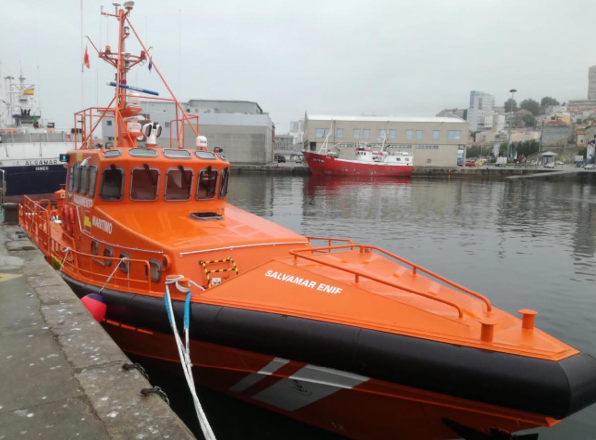 El Salvamar Gadir rescató a los ocupantes de una patera frente a la costa de Málaga.