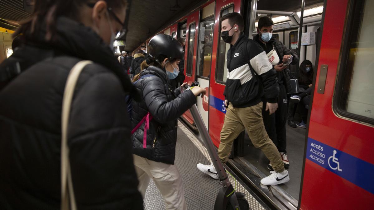 BARCELONA 30/03/2022 Colau propone rebajar un 50% la TUsual durante tres meses. TUsual . En la foto un usuario de la TUsual en la parada del Metro Joanic Foto ELISENDA PONS