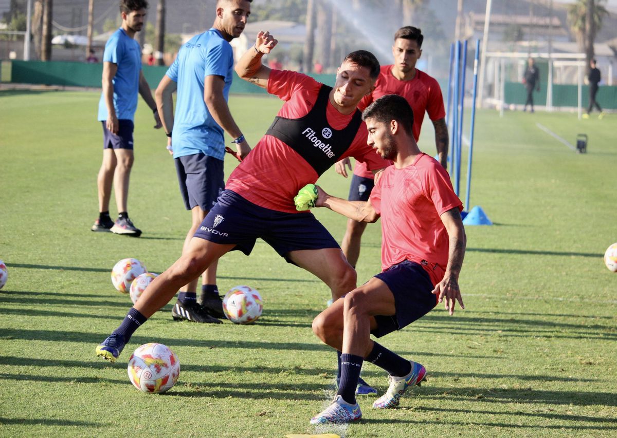 Carracedo y Calderón Pugnan por la pelota en un lance del entrenamiento.