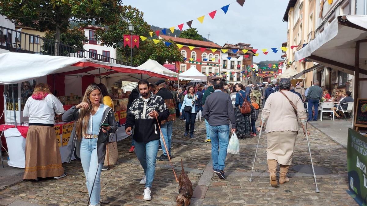 Ambiente en la villa durante la última feria medieval de Salas.
