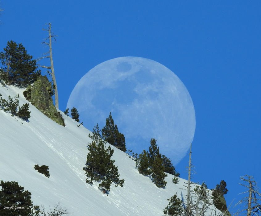 Lluna. Com podem observar, encara queda un bon tou de neu a la muntanya i, a poc a poc, veiem sortir pels Pirineus la lluna plena de Setmana Santa.