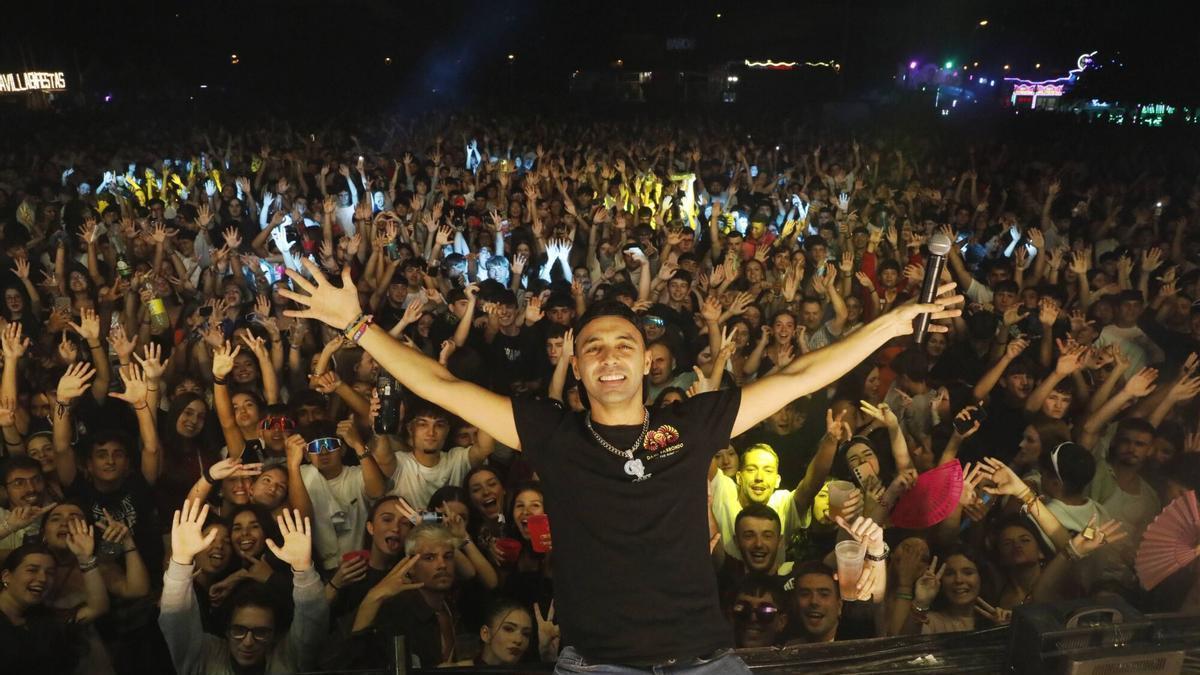 Dani Parrondo durante su lleno absoluto en las fiestas de San Agustín de 2025.