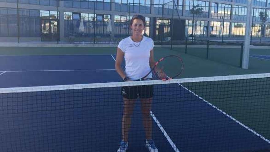 Alba López, en una de las 26 pistas de tenis de la «Rafa Nadal Academy» de Manacor, ayer domingo.