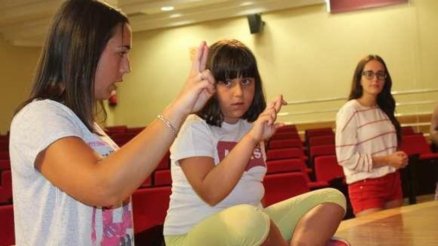 Lucía Vijande enseñando a una niña a decir su nombre mediante signos al resto de participantes.