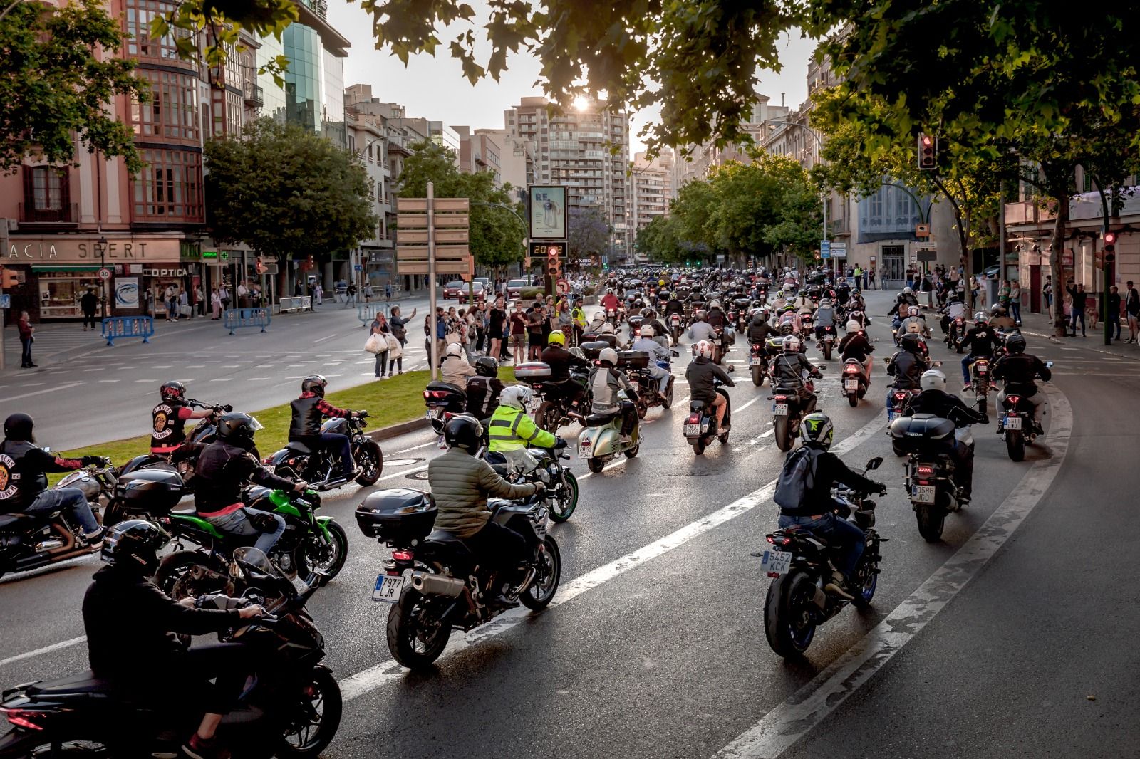 Palma se colapsa de motos en protesta contra la ORA y la prohibición de circular en Acire