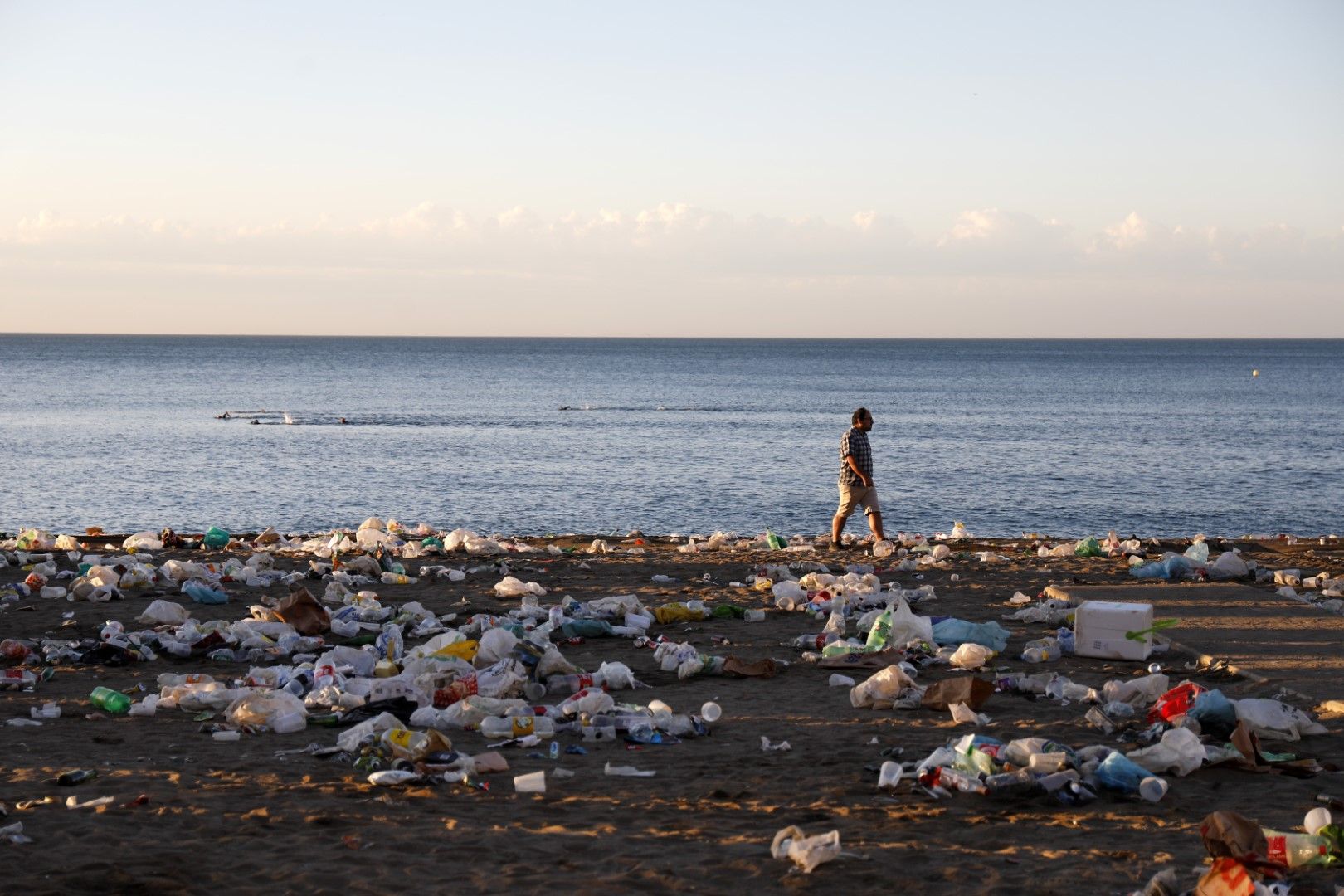 Limpieza en las playas de Málaga tras la noche de San Juan