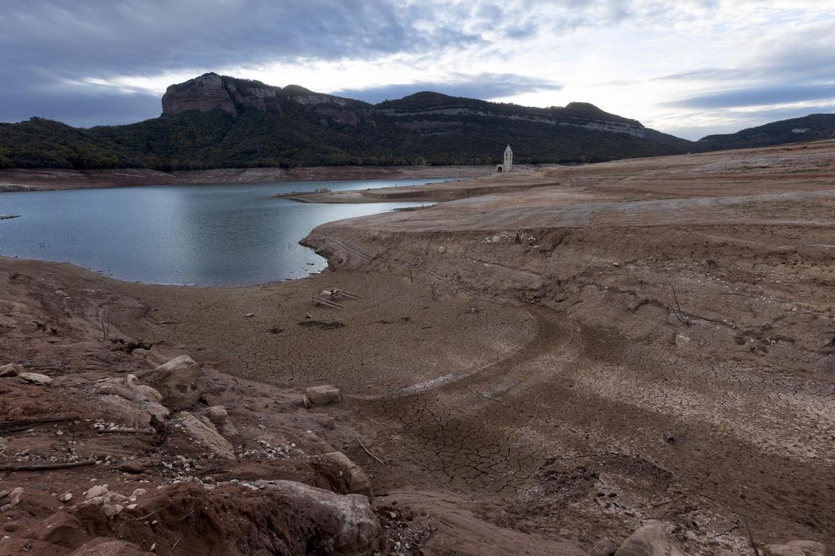 El pantano de Sau, con gran parte del pueblo al descubierto, por la sequía