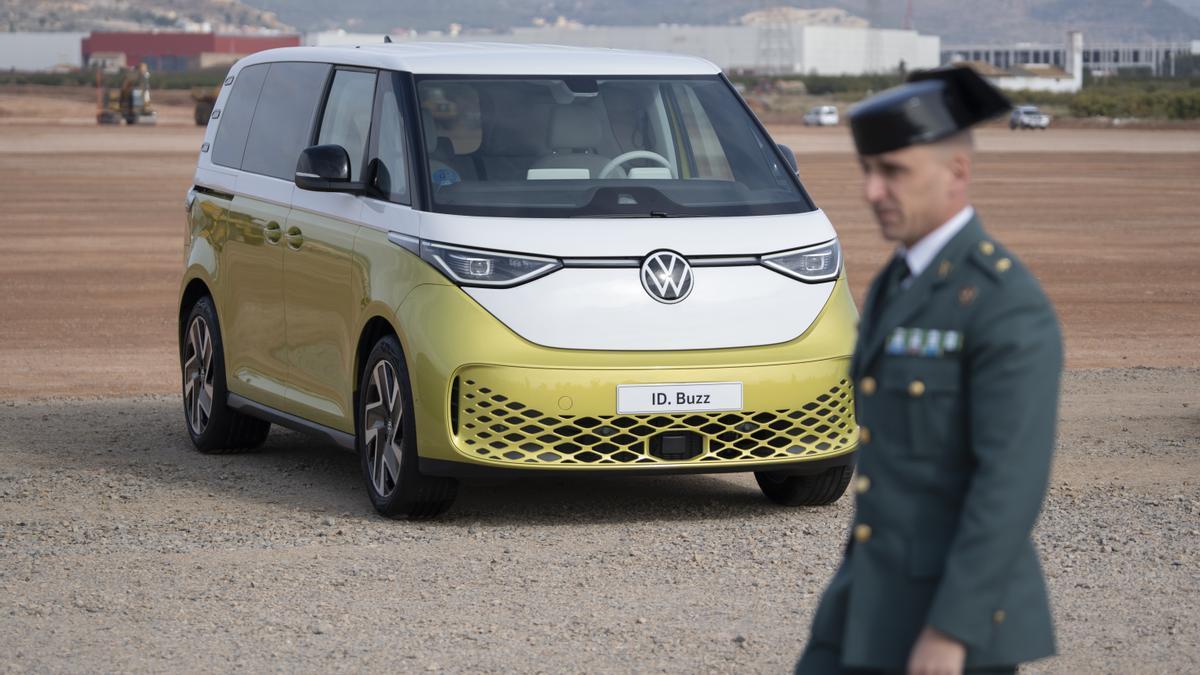 Sagunto: Blick auf eines der neuen Fahrzeuge von PowerCo - einen ID.Buzz -, während der Eröffnungszeremonie für den Baubeginn der PowerCo-Gigafabrik des Volkswagen-Konzerns in der Sagunto Logistics Area