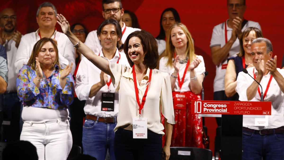 Teresa Ladrero saluda a los militantes este sábado durante el Congreso Provincial del PSOE Zaragoza.