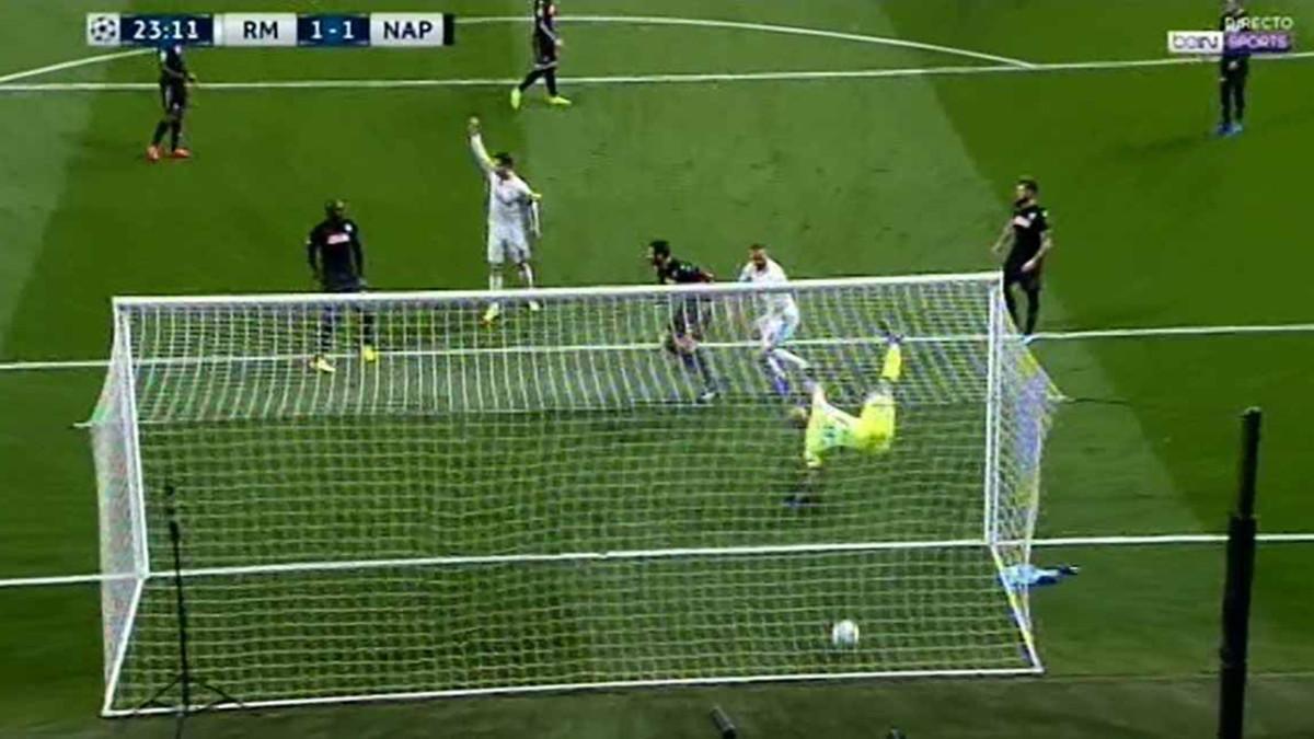 Cristiano Ronaldo, levantando el brazo tras el gol de Benzema