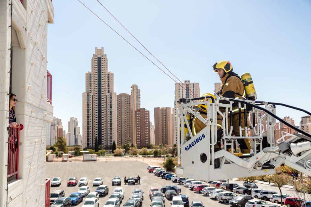 Exhibición de los bomberos en Benidorm