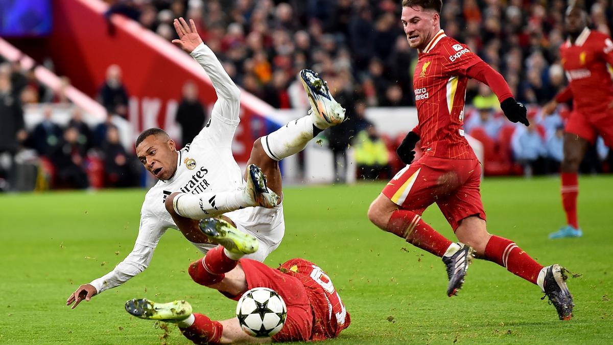 Conor Bradley intercepta un ataque de Kylian Mbappe en el partido entre el Real Madrid y Liverpool