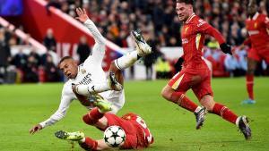 Conor Bradley intercepta un ataque de Kylian Mbappe en el partido entre el Real Madrid y Liverpool 