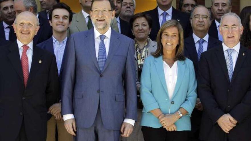 Rajoy y Mato, con miembros del foro médico y organizaciones de enfermería, tras la firma del pacto. / efe