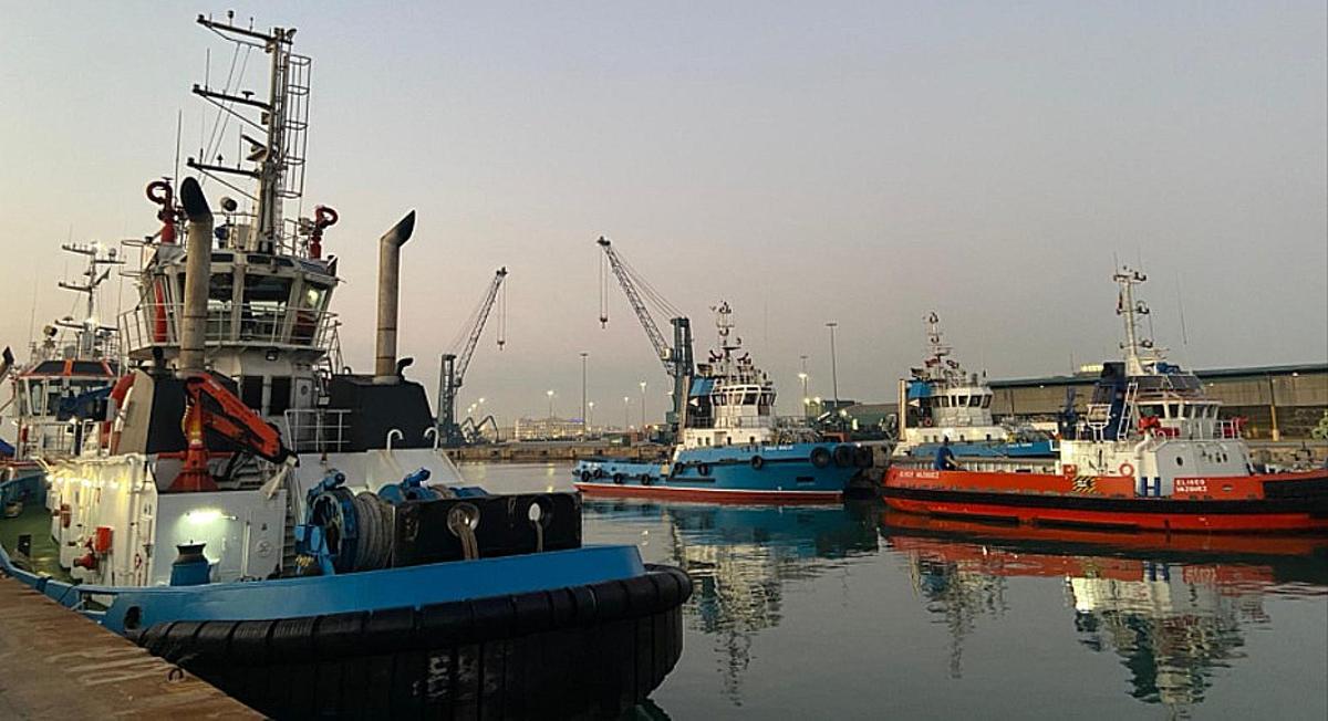 Els remolcadors recolzen els amarradors del port de Barcelona