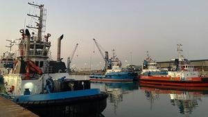 Els remolcadors recolzen els amarradors del port de Barcelona