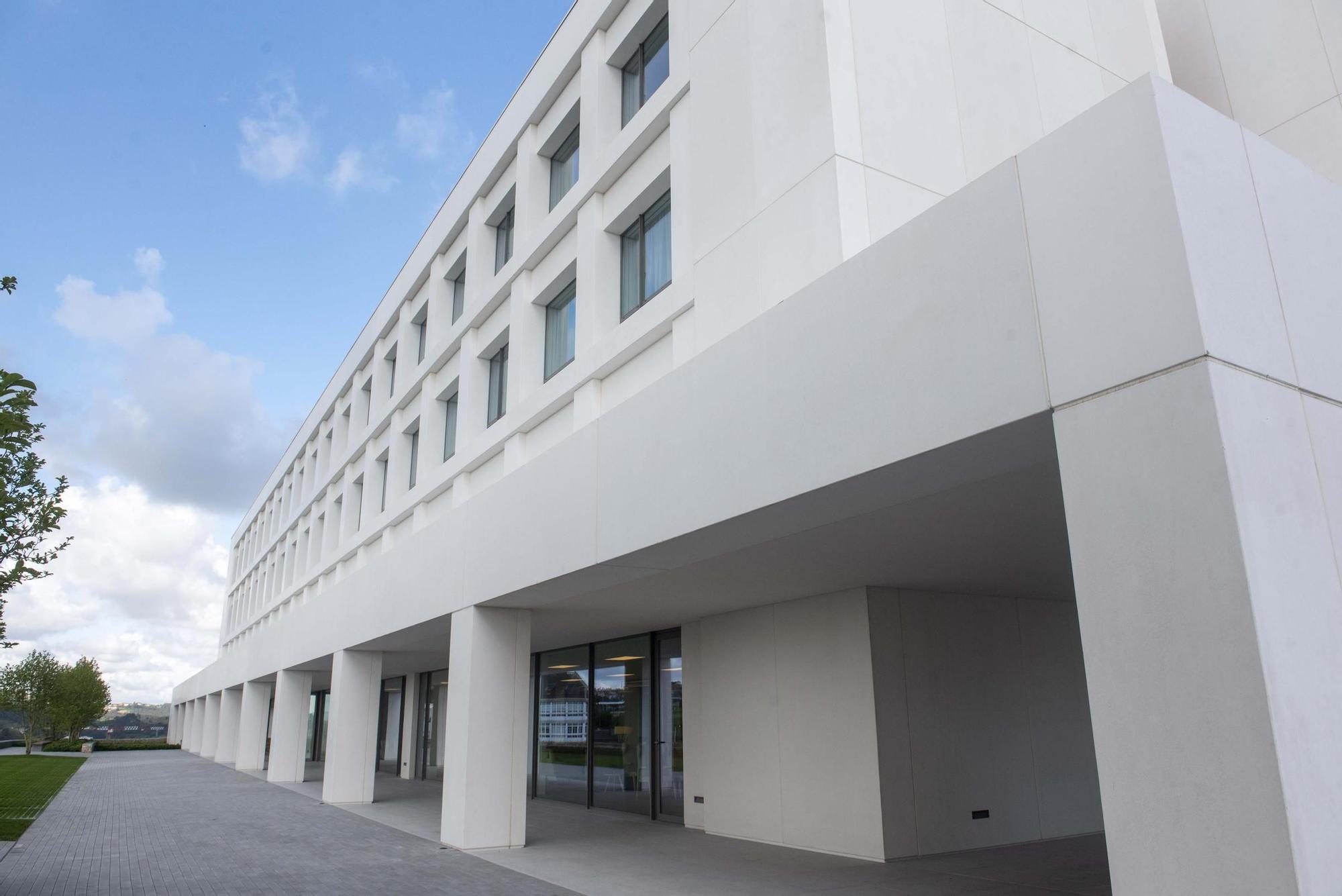 Visita a la nueva residencia de mayores de Eirís financiada por la Fundación Amancio Ortega