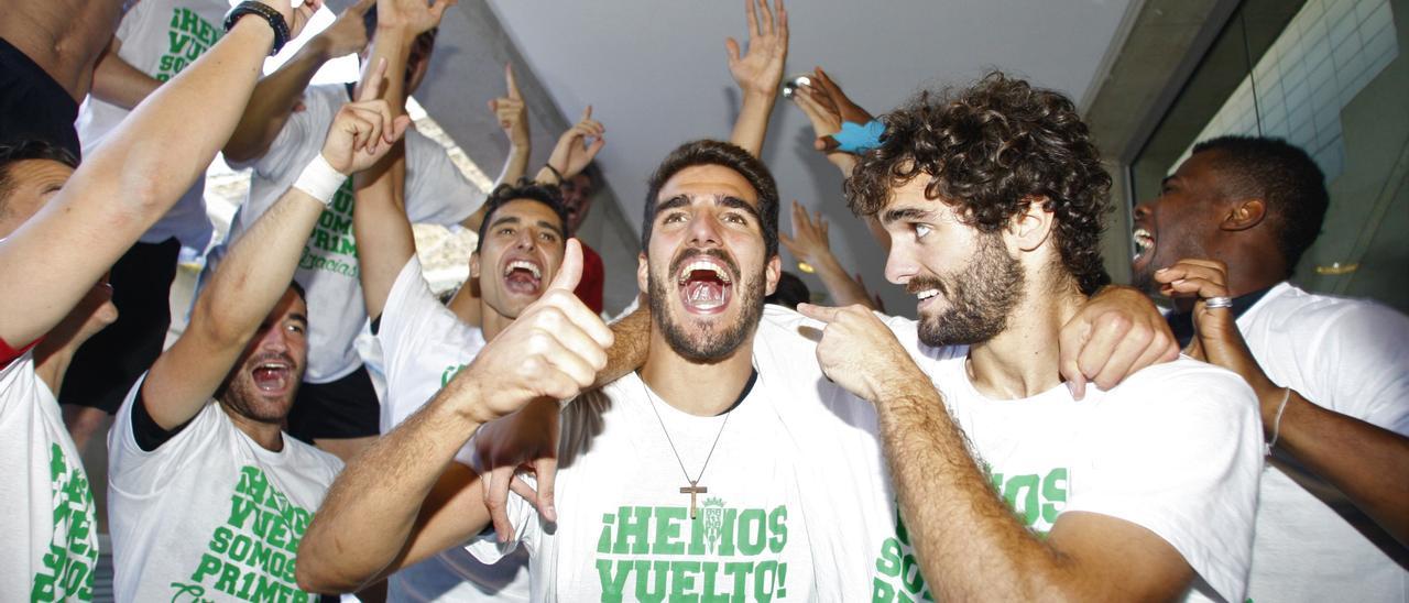 Bernardo Cruz, actual jugador del Córdoba, y su hermano Fran, en el centro de la fiesta en Las Palmas (2014).