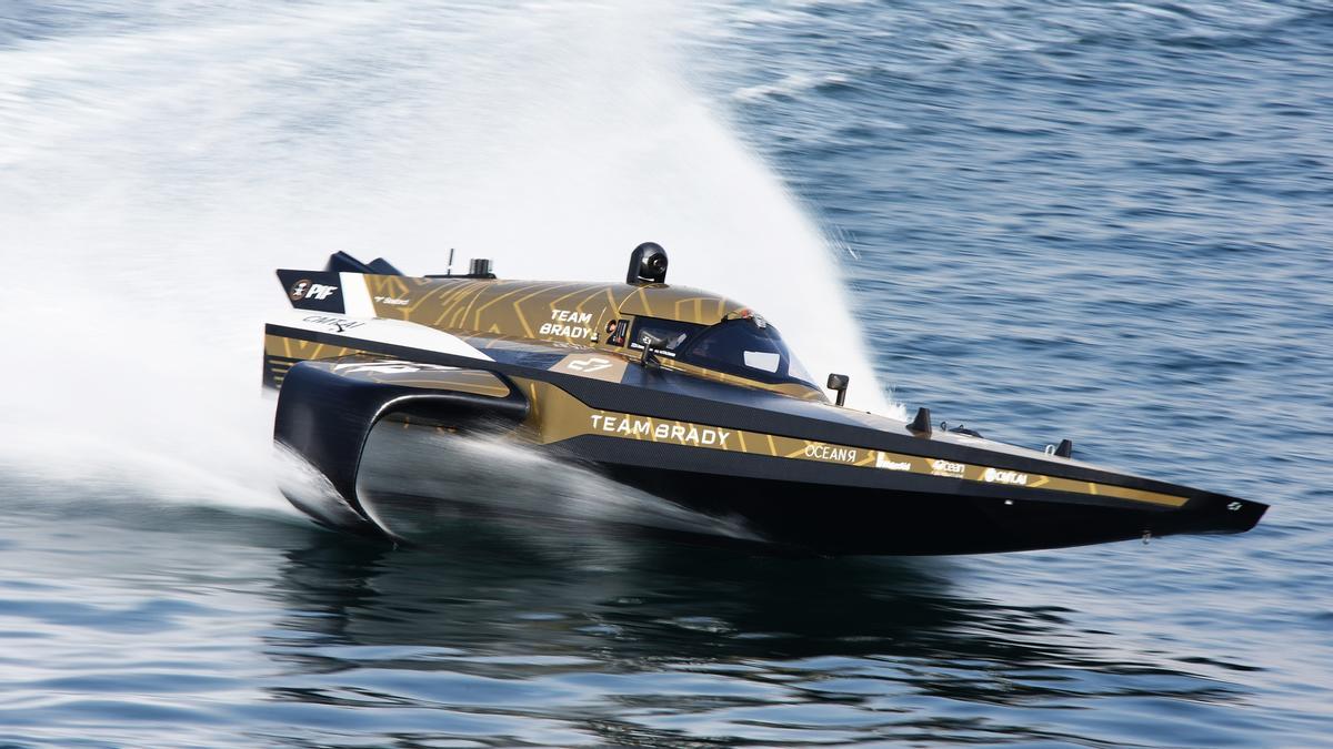 La lancha eléctrica del equipo de Tom Brady, en acción