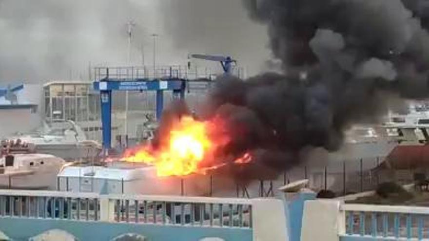 Incendio en el Puerto de Morro Jable