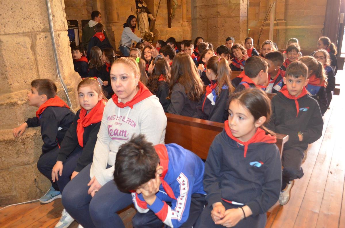 El colegio Virgen de la Vega de Benavente y la ofrenda floral a la patrona, en imágenes