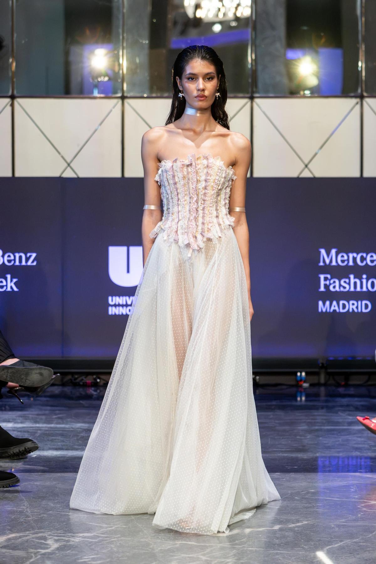 Una modelo muestra uno de los diseños de Clara del Cerro.