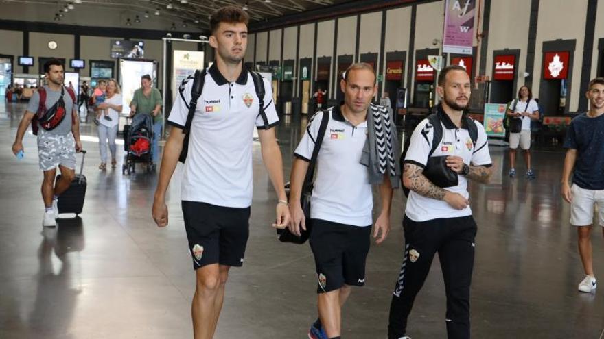 Los jugadores del Elche antes de iniciar un viaje