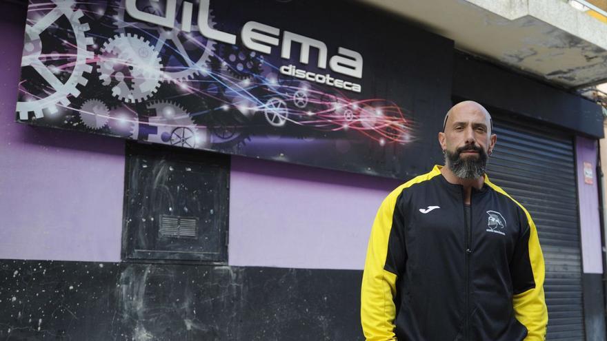 Tomás García posa junto al local de la antigua
Discoteca Dilema de Silleda. | Bernabé/Javier Lalín