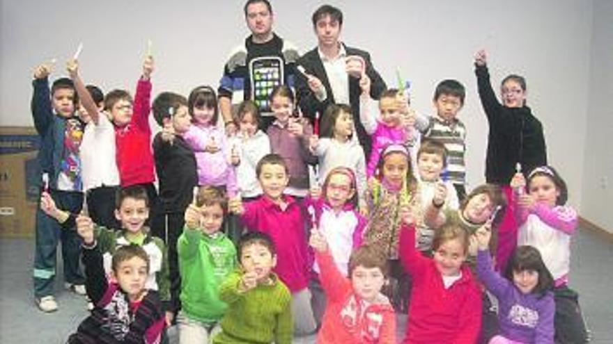 Alumnos del Colegio Jesús Neira, con dos miembros de La Forca.