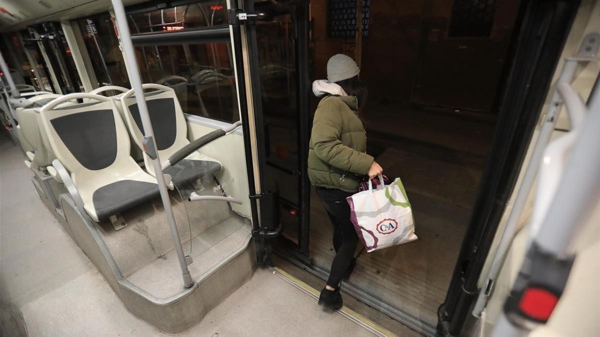 Las paradas contra el acoso machista se abren paso en los autobuses nocturnos.